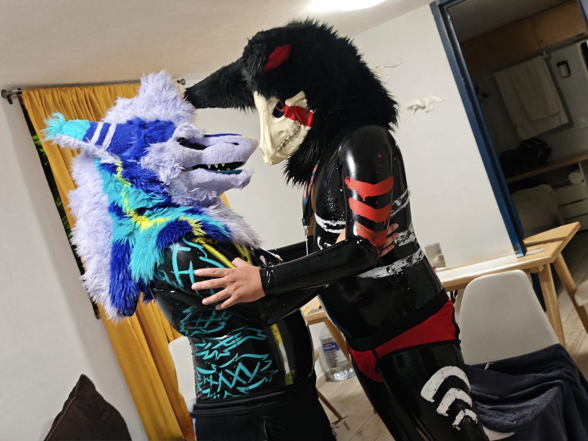 Serclaw1's tweet photo. Fluffy vs ✨✨

W/My husband @UmbralSkullAD https://t.co/oWFLNOVJdq
