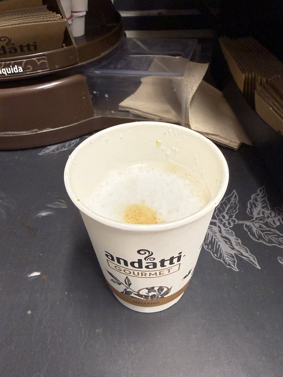 avecillando's tweet photo. Oye @Tiendas_OXXO @OXXO_Escucha está muy bien el Gourmet y eso, pero el vaso a poco más de la mitad es exagerado no? https://t.co/yZuHI0MI5r