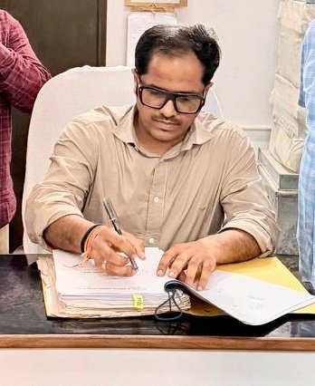 AhteshamFIN's tweet photo. #IAS पुलकित गर्ग 2016 #जिलाधिकारी चित्रकूट की नई जिम्मेदारी सँभाली !!
@pulkitgarg_IAS 🍁