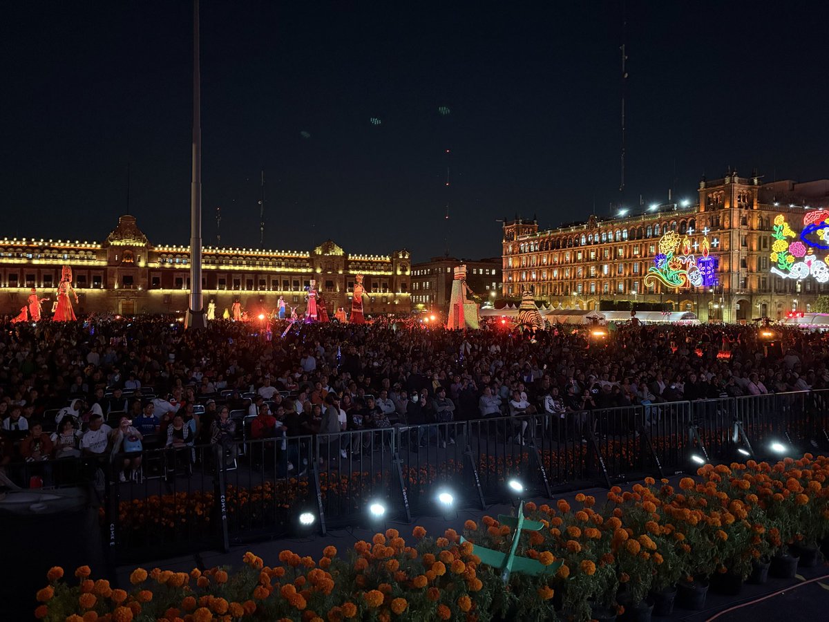 renegarciaactor's tweet photo. Zócalo hermoso!! #Sabel la película https://t.co/zw7FICsEBW