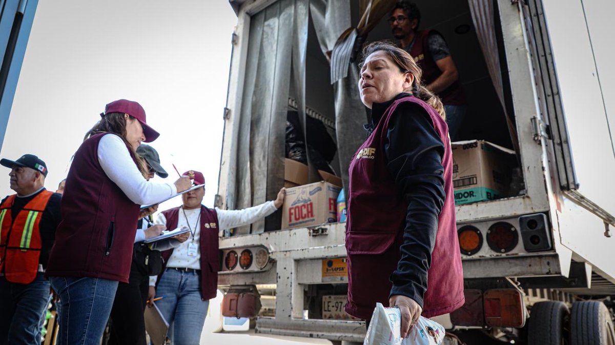 difhgo's tweet image. Agradecemos al IMSS por sumarse al centro de acopio del Sistema #DIFH, los víveres formarán parte de las despensas para las familias hidalguenses afectadas por las lluvias. 🍲🫶🏻🌟