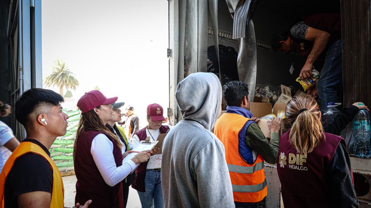 difhgo's tweet image. Agradecemos al IMSS por sumarse al centro de acopio del Sistema #DIFH, los víveres formarán parte de las despensas para las familias hidalguenses afectadas por las lluvias. 🍲🫶🏻🌟