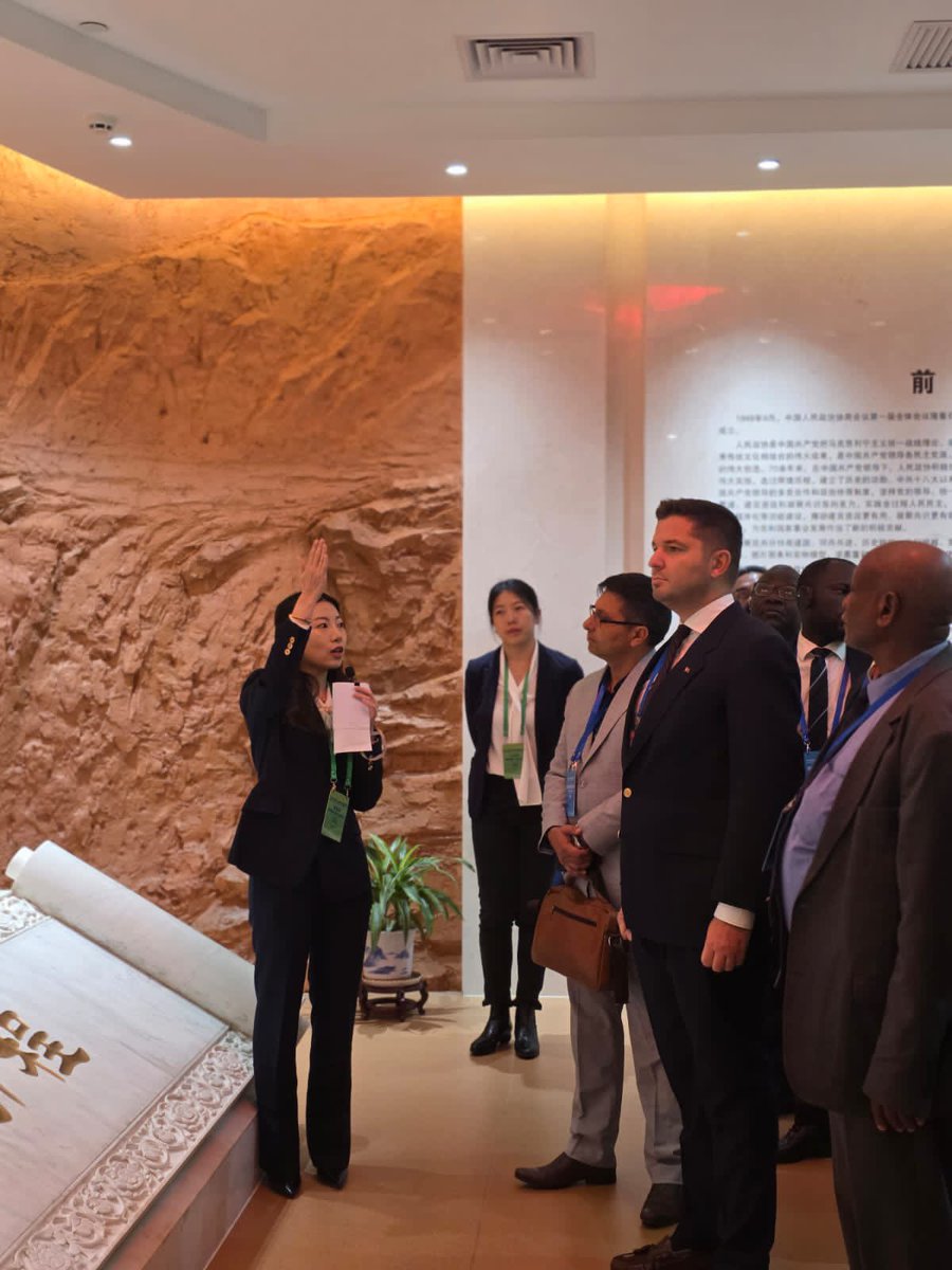 51 Ülkenin Temsilcisi ile #Çin #CPPCC Ulusal Komitesi Tarihi binası ziyareti sonrası; #CPPCC  Daimi Komite Üyesi, Çin Halk Bankası Valisi Mr.YI Gang ile biraraya geldik.

#China