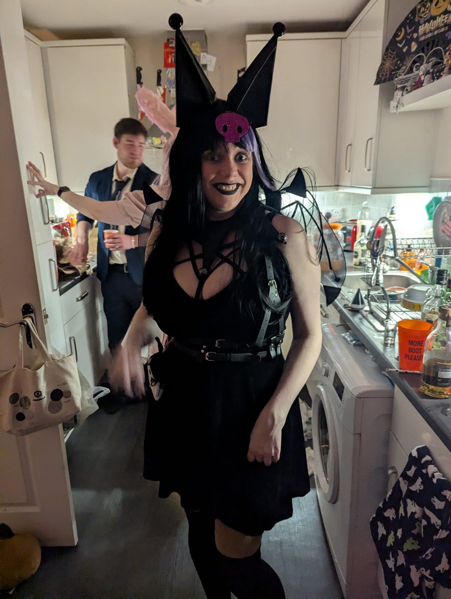 Still thinking about my costume from the weekend, I can’t believe how well it came together! 🖤

I think it’s one of my favourites 🖤