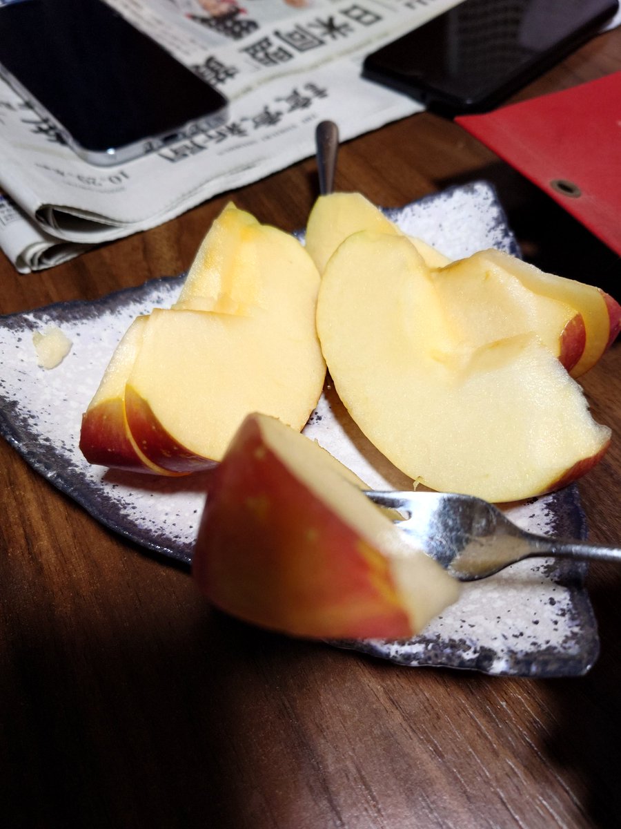 額 リンゴの皮を剥く新妻(私題) 額 リンゴの皮を剥く新妻(私題)