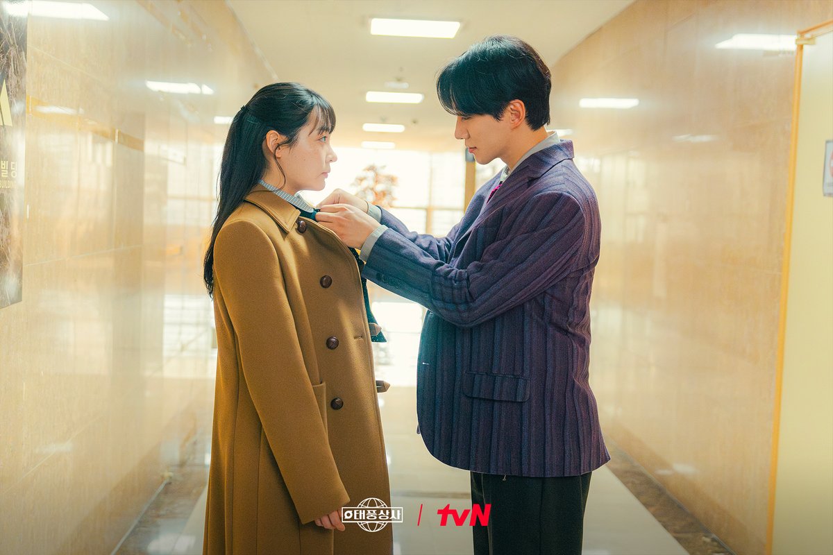 CJnDrama's tweet photo. 📺전 채널 동시간대 시청률 1위!
📺드라마와 출연자 화제성 1위⭐

���풍X미선 상사맨들의 로맨스에
설렘 지수와 화제성 동시에 급상승 중💓

[토일] 밤 9:10 방송ㅣtvN
#같이달려tvN #태풍상사 #Typhoonfamily https://t.co/bUGwv5C8Hl