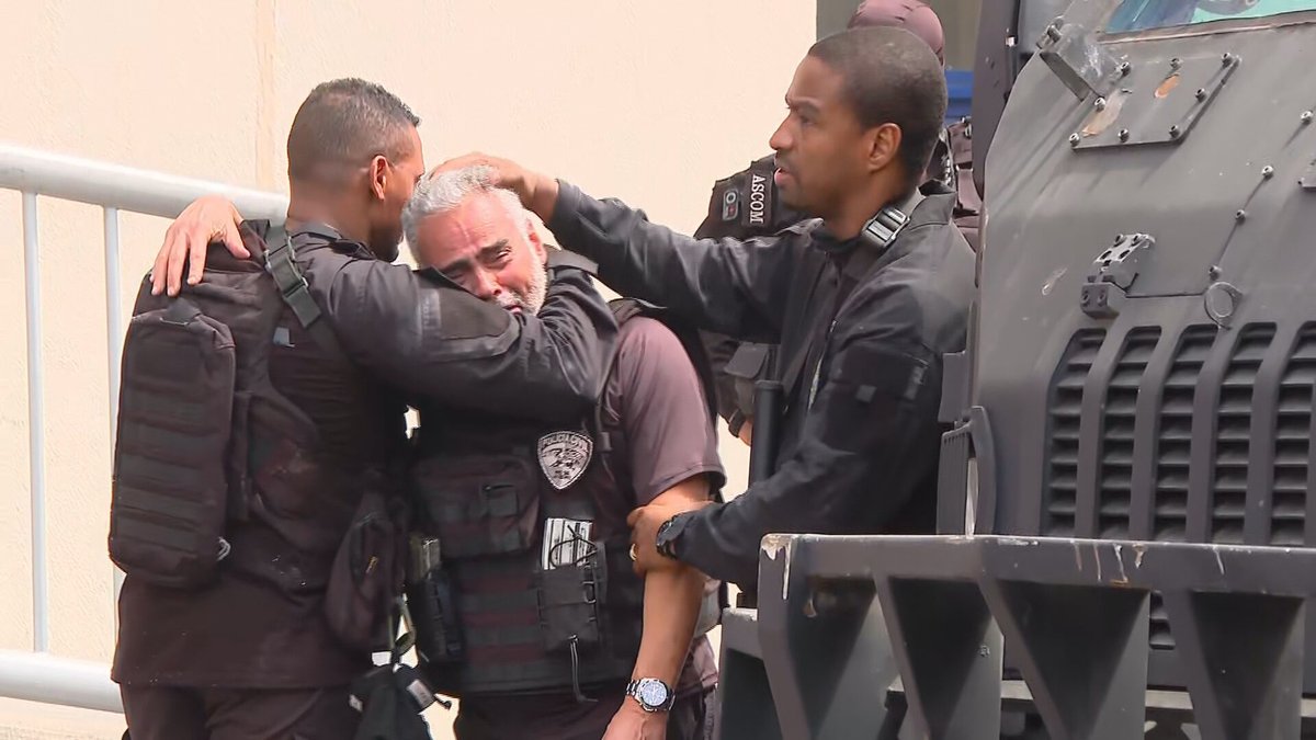 bichoderio's tweet image. cláudio castro sobre a ação que matou 64 pessoas, incluindo 4 policiais hoje: ‘em vez de chorar, a gente tava trabalhando e tocando a vida sem ajuda do governo federal nessa operação’
mas sabe quem chora? quem enfrentou esse dia sanguinário promovido pelo governo do estado