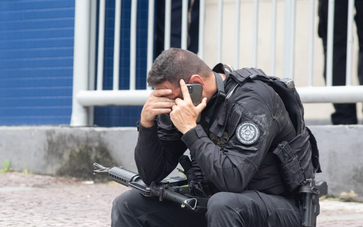 bichoderio's tweet image. cláudio castro sobre a ação que matou 64 pessoas, incluindo 4 policiais hoje: ‘em vez de chorar, a gente tava trabalhando e tocando a vida sem ajuda do governo federal nessa operação’
mas sabe quem chora? quem enfrentou esse dia sanguinário promovido pelo governo do estado