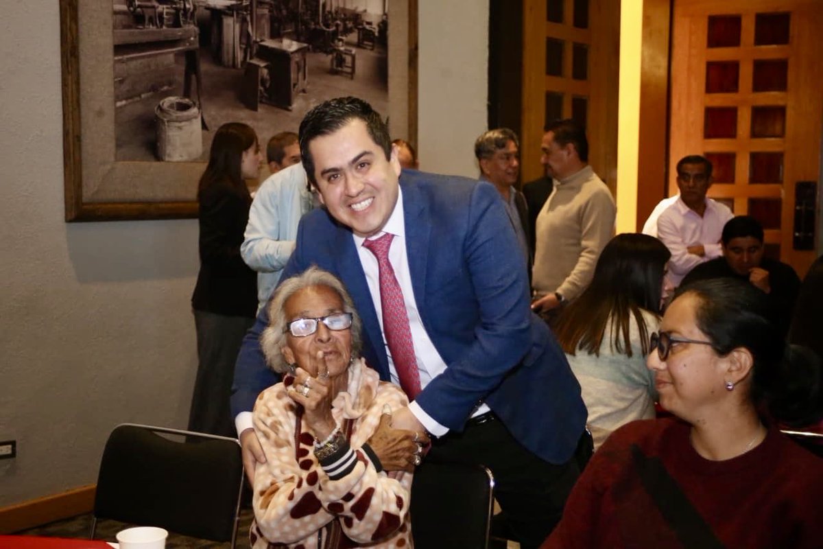 La diputada <a href="/DelfinaPozosV/">Delfina Pozos</a> ha demostrado con su trabajo ser una oposición firme y responsable, que defiende las causas ciudadanas de las y los poblanos. Fue un gusto acompañarla en su primer informe de labores y ser testigo de los resultados de su compromiso y entrega.