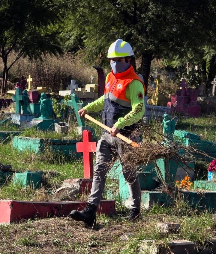 Estamos en plenos preparativos para recibir a quienes vienen del Mictlán a visitarnos y para que sus seres queridos los reciban como se merecen.
Por eso, todas las áreas de la alcaldía limpian los panteones, como el de San Nicolás Tolentino, donde Protección Civil y la Dirección