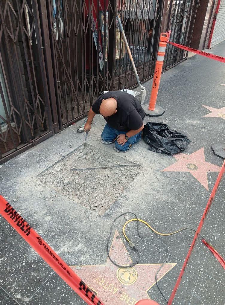 El día 31, Robert Englund, el legendario Freddy Krueger, tendrá su estrella en el Paseo de la Fama de Hollywood.

Ya se está trabajando en ella.