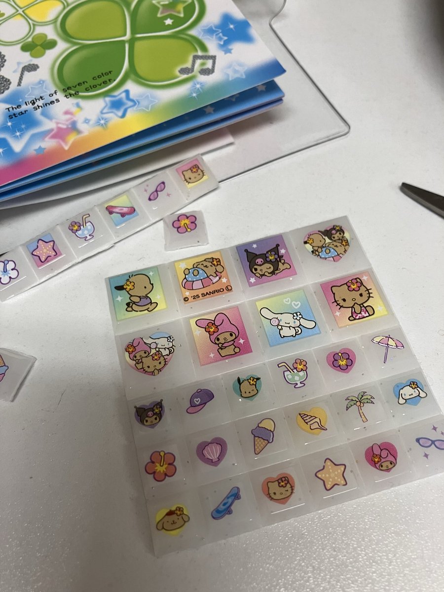 タイルシールを綺麗に切るのって何気にむずいし、バリ取り必須だ。女児版ガンプラですわ。