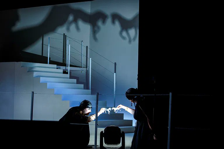 Treppauf, treppab galoppieren die Walküren-Matronen durch Renzo Pianos römischen Konzertsaal im Auditorium Parco della Musica. In betont klotzigem Designerambiente realisiert Regisseur Vincent Huguet (FREE READ: bit.ly/VincentHuguetI… ) den semikonzertanten #Ring-Auftakt (! -