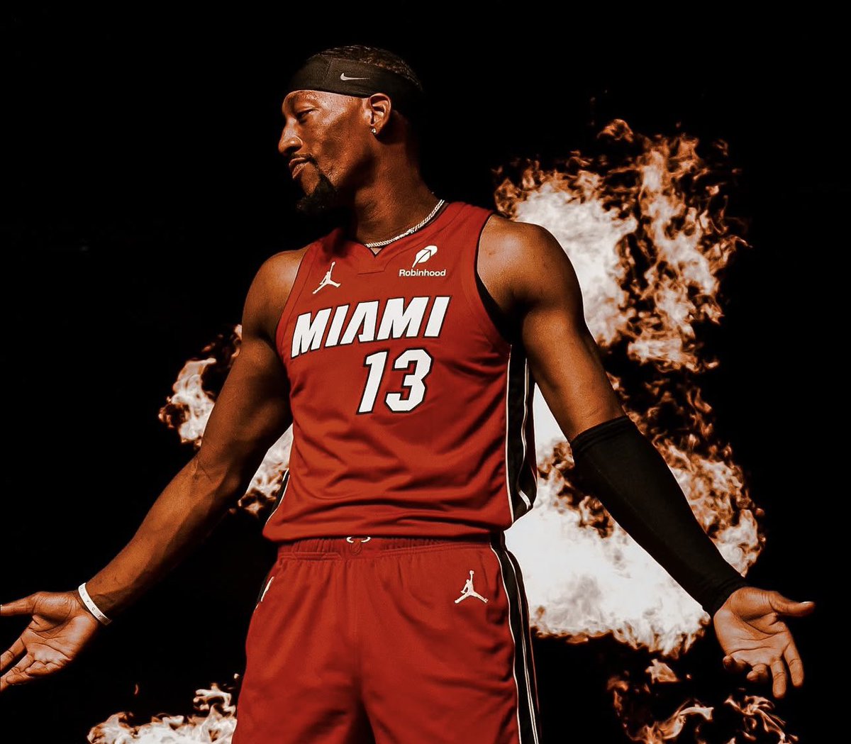 TheHeatCentral's tweet photo. Bam Adebayo vs Hornets

♦️ 26 PTS
♦️ 6 REB
♦️ 10/16 FGM
♦️ 3/5 3PM
♦️ +29 https://t.co/4YuAtAUfMC