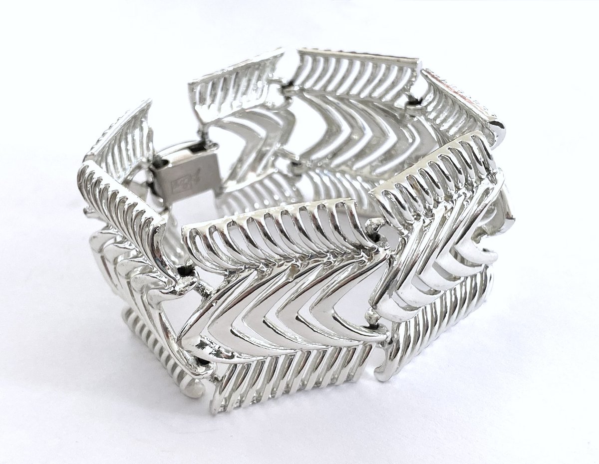 Coro Pegasus Silver Toned Statement Panel Bracelet, Chevron or V Design, Fun Vintage Wide Cuff Bracelet w/Sparkling Silver Finish, 1950-60s
etsy.com/listing/159149…