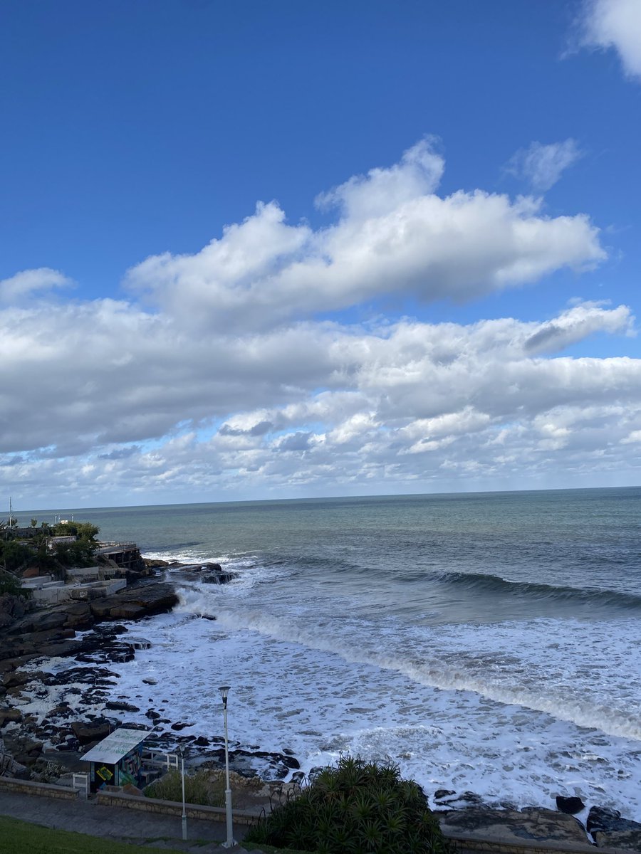 MacaBravo6's tweet photo. hoy camine por la costa como suelo hacer siempre pero hoy tuvo algo de especial, hoy caí en la cuenta que después de 4 años, estos son mis últimos 2 meses en la ciudad más linda de todas y es imposible no ponerme nostálgica🥺 https://t.co/vslk8qM67F