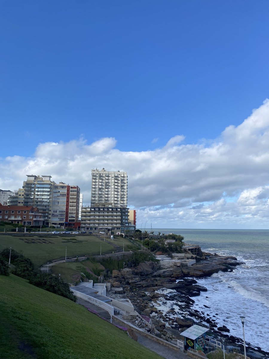 MacaBravo6's tweet photo. hoy camine por la costa como suelo hacer siempre pero hoy tuvo algo de especial, hoy caí en la cuenta que después de 4 años, estos son mis últimos 2 meses en la ciudad más linda de todas y es imposible no ponerme nostálgica🥺 https://t.co/vslk8qM67F