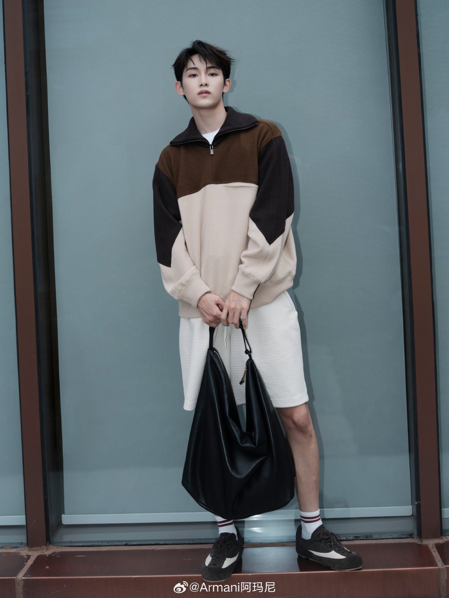 [251021] WEIBO
 
Actualización de Armani con #WINWIN 

WINWIN aparece en la colección Otoño/Invierno 2025 de Emporio Armani combinado con el bolso Sissi

🔗weibo.com/2411637190/Qa9…

#WayV #WayVColombia #威神V #WayZenNi #董思成 #DongSicheng