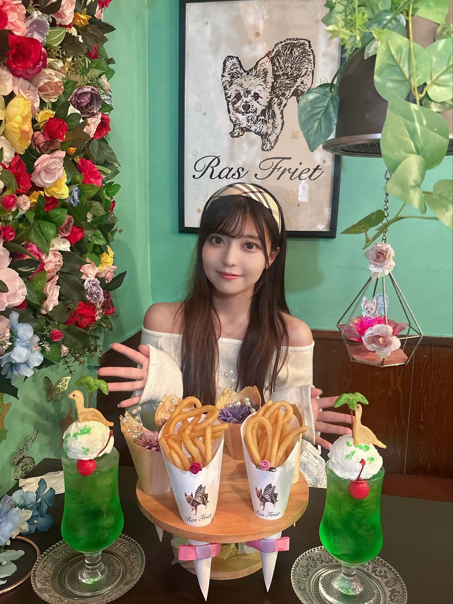 frecam2023_0230's tweet photo. Ras Frietさん行ってきました〜！
アンバサダー期間は11/9(日)までです🙇🏻‍♀️🩷
コラボメニューも美味しくてかわいいので是非🦖🌴✨️ https://t.co/cqr8xHdqk3