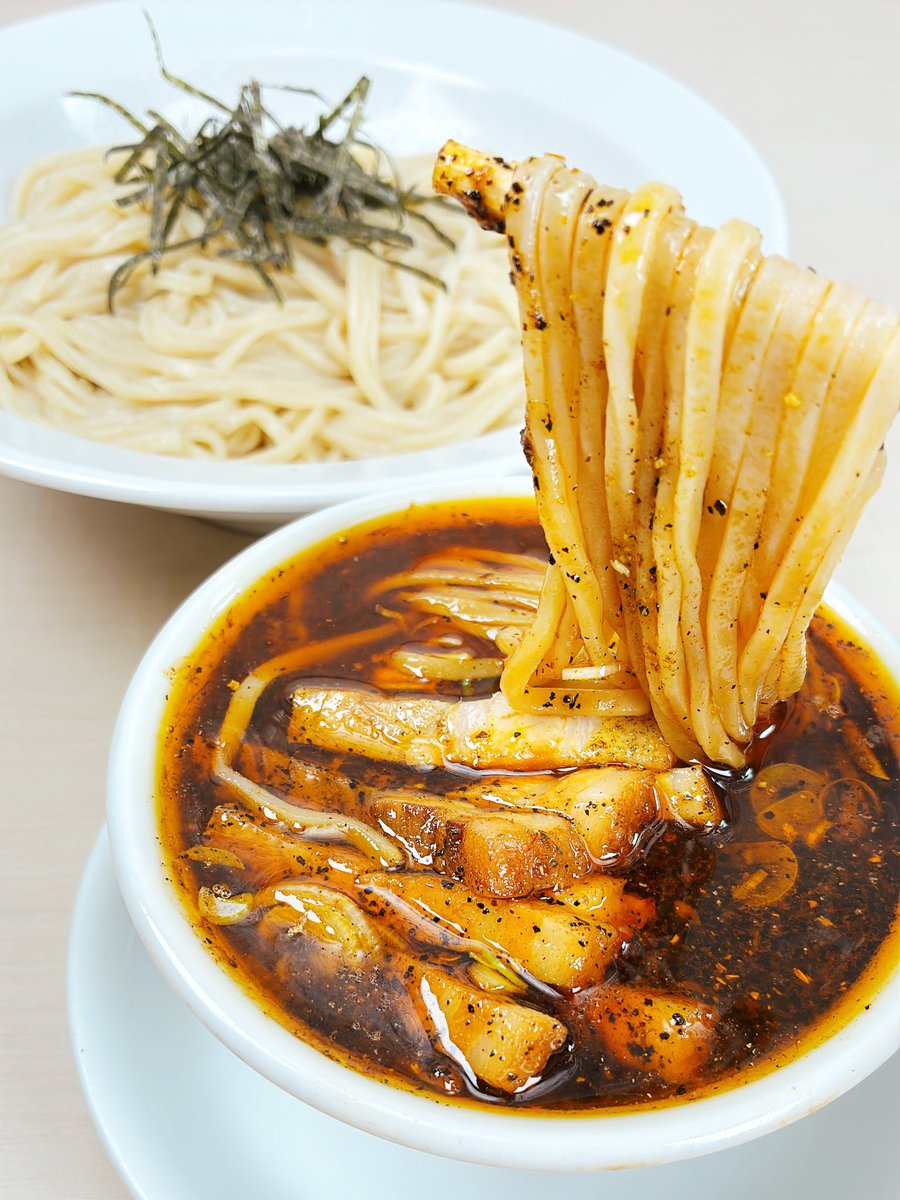 731hanten's tweet photo. 今日から新メニュー始めます！
【つけそばスパイシー】🌶️

懐かしいのに新しい味わい🍜
胡椒や山椒がたっぷり！ピリ辛の特製中華つけ汁がクセになる味わいです😋

並盛（200g）1,100円
中盛（250g）+50円
大盛（300g）+100円
倍盛（400g）+200円

〆の割りスープもどうぞ♪
#つけそば https://t.co/UrFl5nYraB