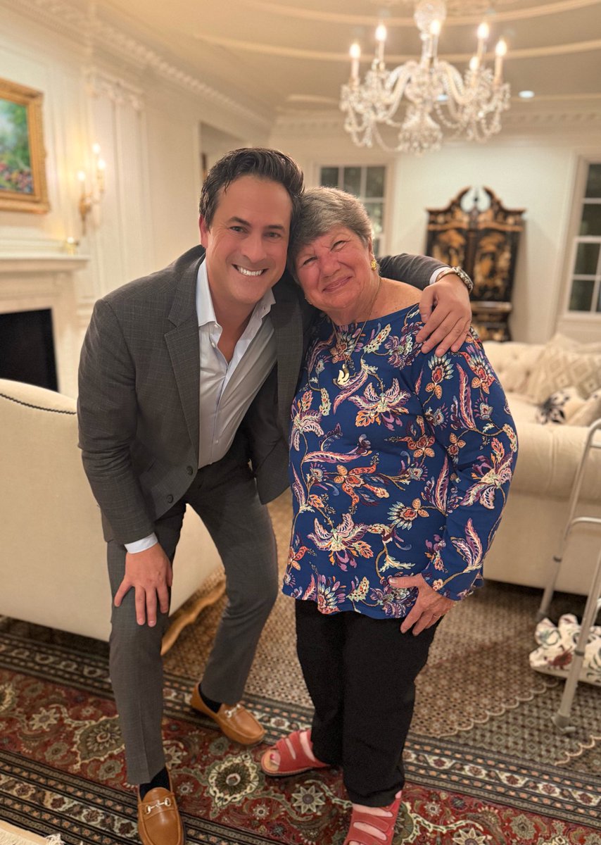 MichaelLaRosaDC's tweet image. Incredible experience tonight at First Lady Jackie Kennedy's family home "Merrywood" in McLean, Virginia, where I hung out with fellow East Wing alumni, including First Lady Pat Nixon's press aide, Penny Adams. ⬇️