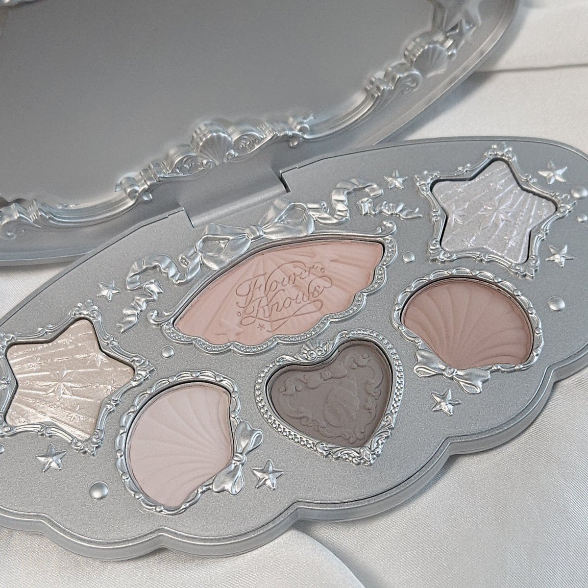 성수 플라워노즈 팝업에서 겟한
쉘 주얼 컬렉션 메이크업 팔레트 01 문라이트펄🪸
제일 밝은컬러 말고는 무난하게 데일리로 잘 쓸듯함 아이시한 블루펄이 예쁘다💙