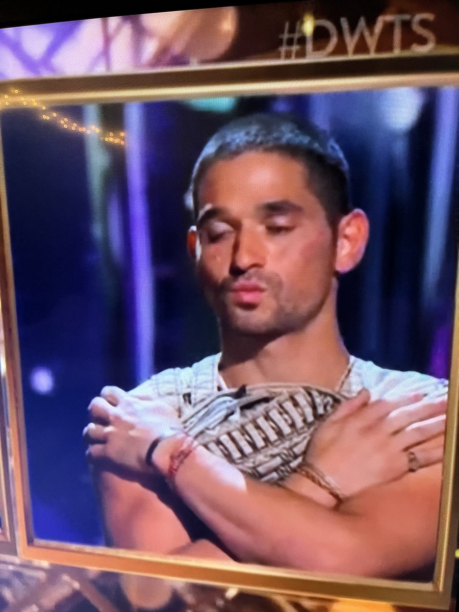 sunshinby's tweet image. DONT EVER DO THIS TO ME AGAIN #DWTS