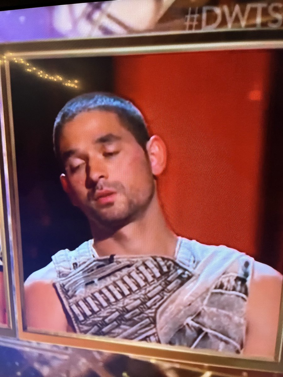 sunshinby's tweet image. DONT EVER DO THIS TO ME AGAIN #DWTS