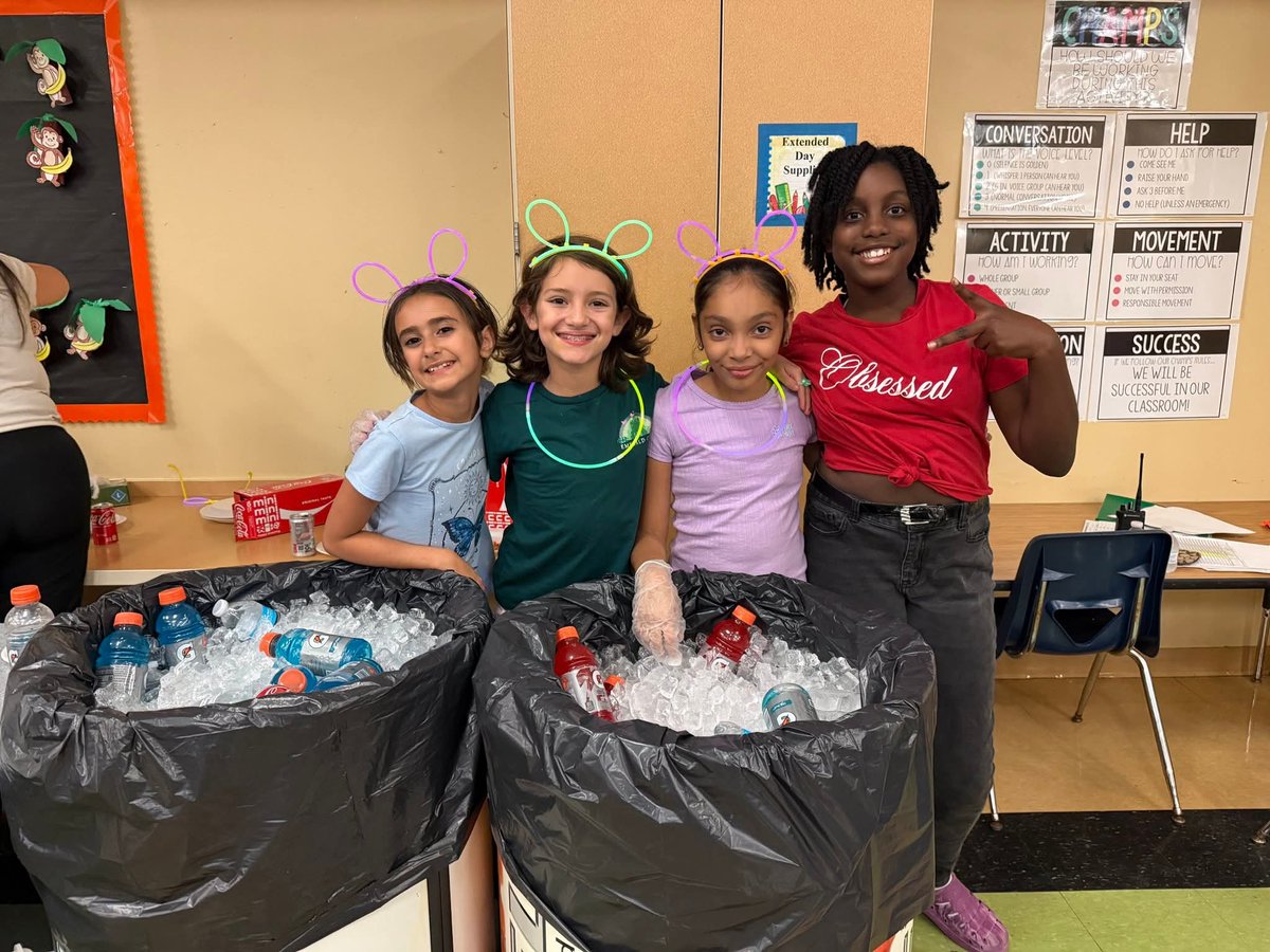 Ms. Jillian, our amazing Extended Day Coordinator, organized an event for our families called “Lights on After School.” Students and parents had an awesome time letting out their inner rockstar selves! 🥁🎤🎸