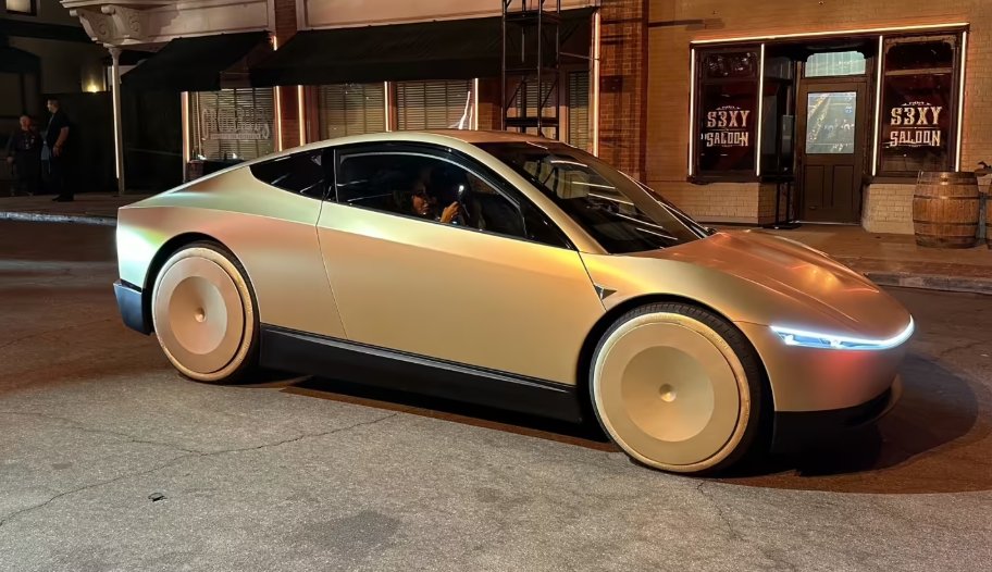 AutoLab_1's tweet image. Tesla Cybercab may be forced to abandon the design without a steering wheel and pedals, with regulation being the biggest obstacle @Tesla