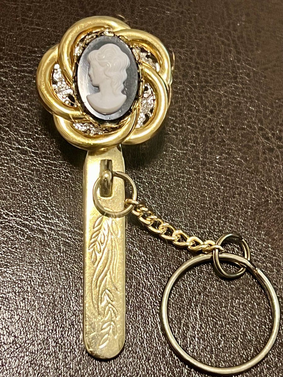 TeriE's tweet image. COOL #VINTAGE50s Black Cameo #ClipOn Keyring #KingsKeyFinder LA Gold Tone Etched ebay.us/m/jlkVNg 

#vintagejewelryforsale #vintagegifts #keyring #clips #keychain #keystorage #keys #cameos #blackcameo #cameojewelry #MCM #midcentury #vintagestyle #vintagefashion #gadgets