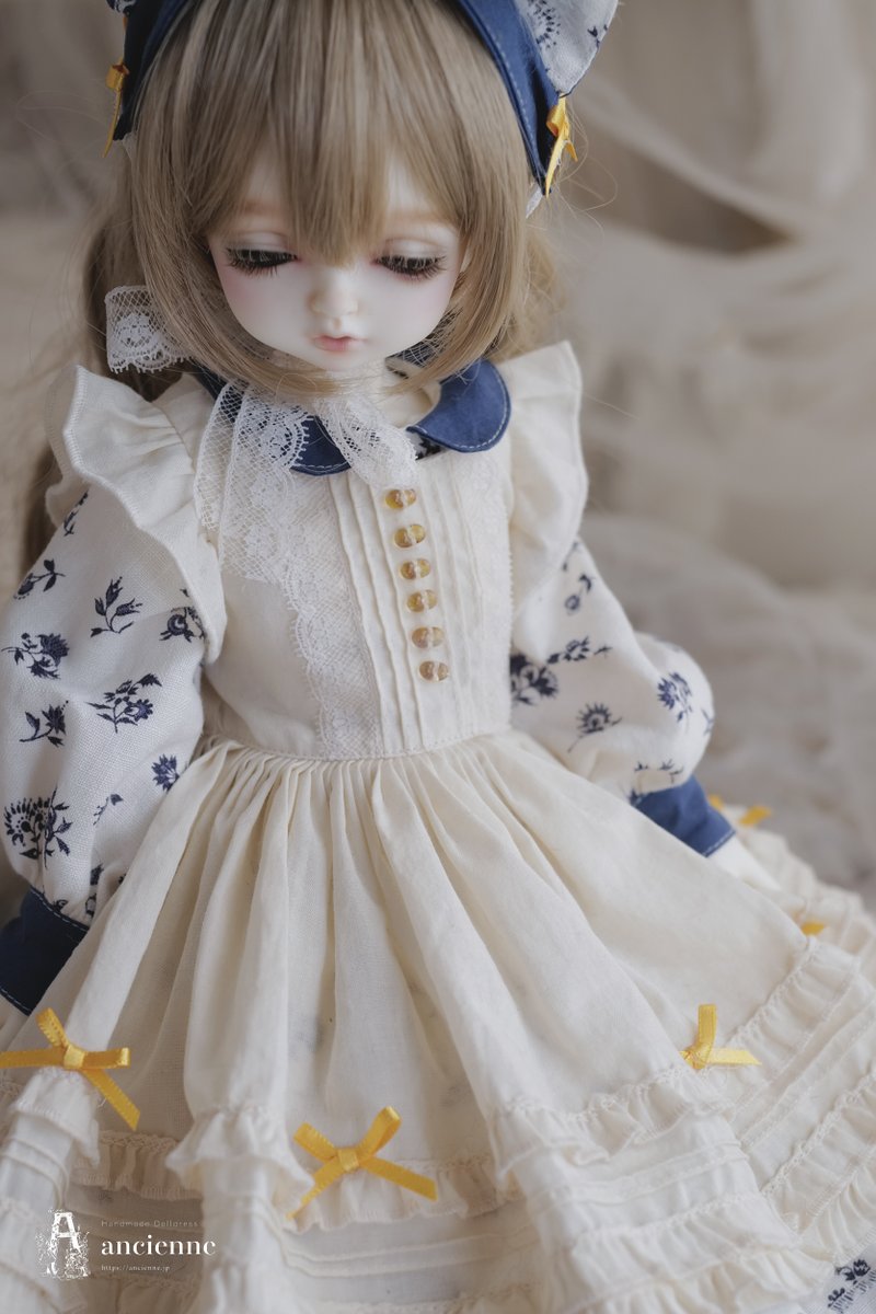 ancienne_ks's tweet image. 同じワンピースに、生成りエプロン。
リボンを黄色にしたのは、ちょっとイタリアの焼き物のイメージ…こんな色使いのお皿が可愛かったので。