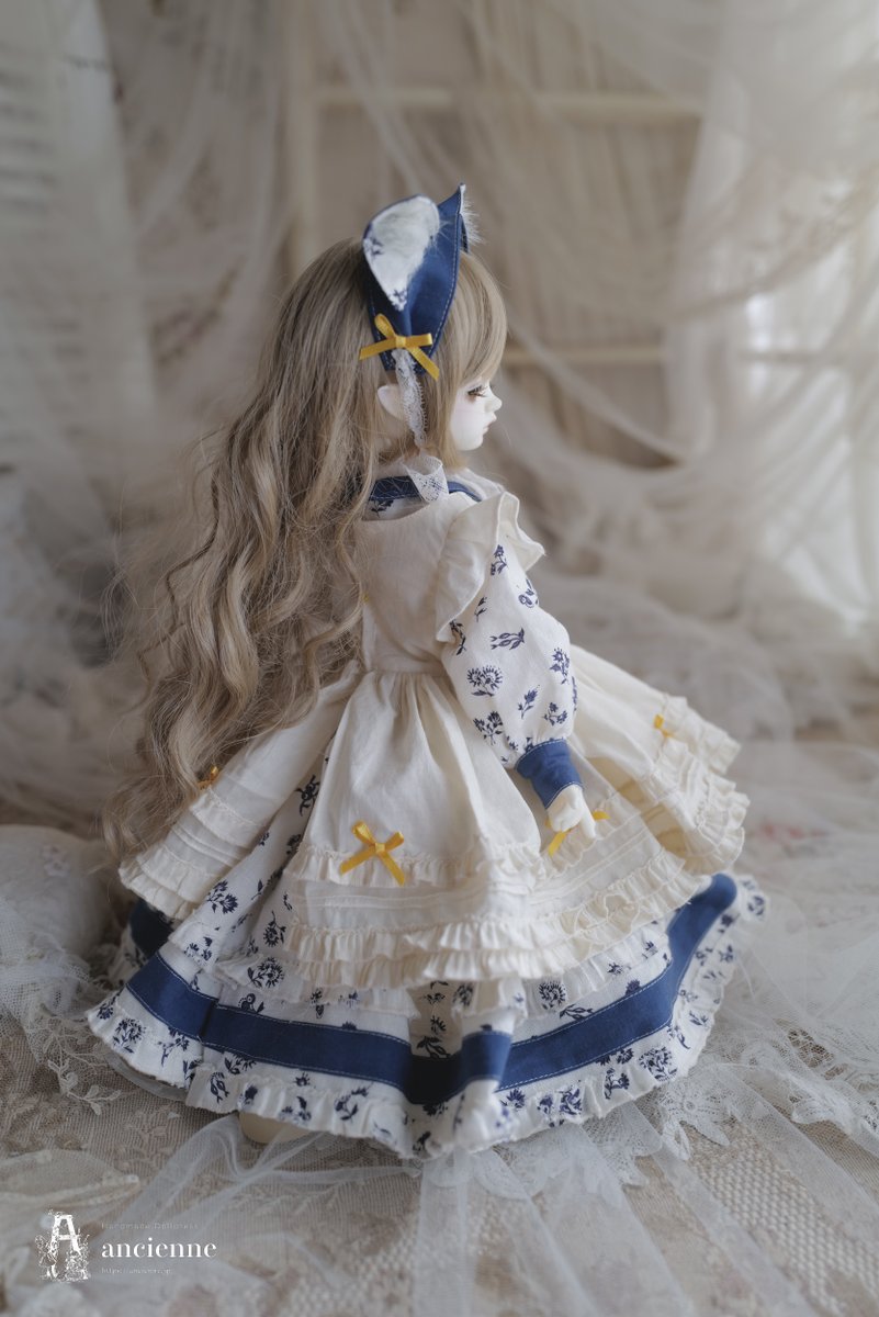 ancienne_ks's tweet image. 同じワンピースに、生成りエプロン。
リボンを黄色にしたのは、ちょっとイタリアの焼き物のイメージ…こんな色使いのお皿が可愛かったので。