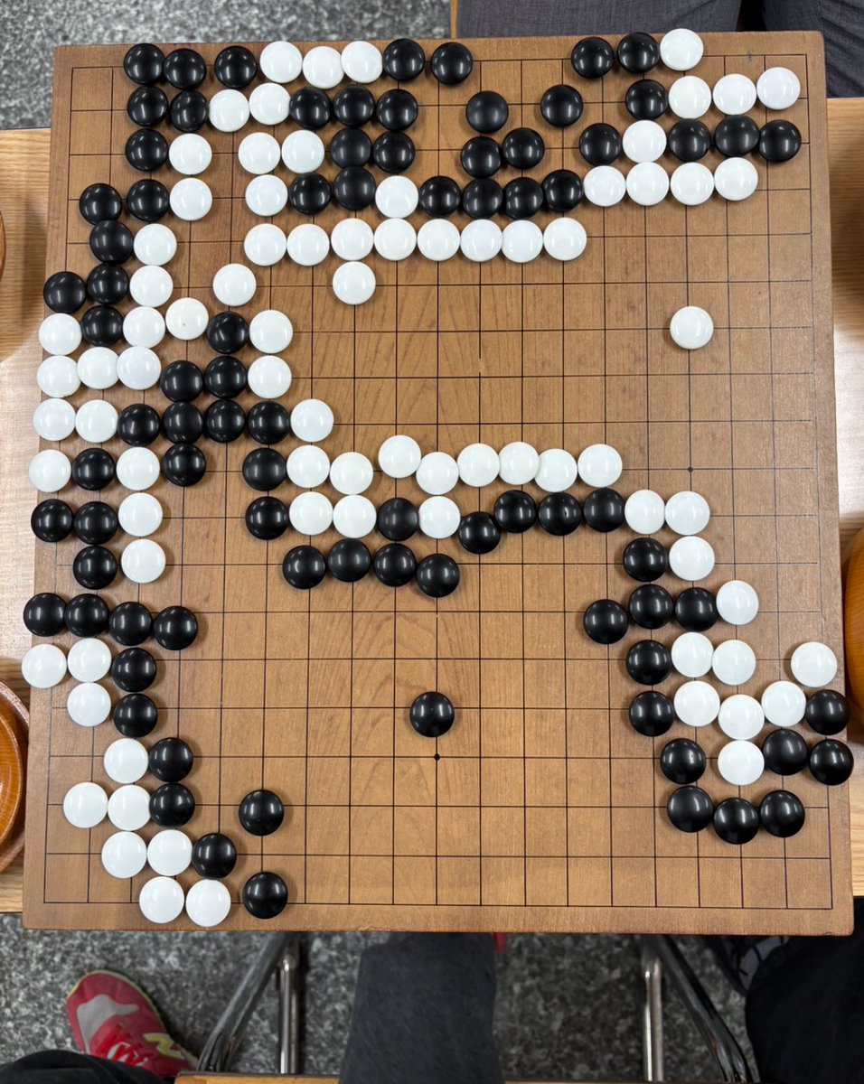 hagiichirou's tweet photo. ふおおおお！

お子さんの生徒との一局からです。

黒に大いなるチャンスが！
白9目をとっちゃいましょう！

(この手筋問題は、
総合ルールだとイマイチなので
プロレスルールでお願いします。) https://t.co/iOOT6ctxJM