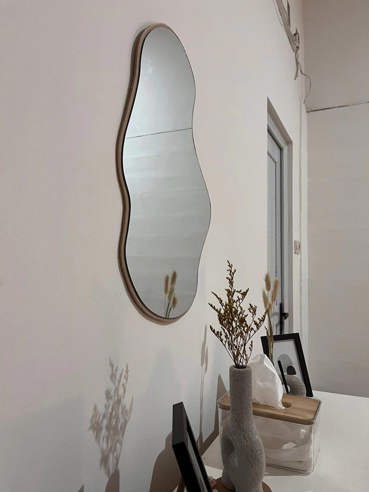 pindsf's tweet image. Dulu penasaran klk beli cermin lucu2 di Oren aman gk ya? jawabannya AMANNN GAESS😭(packing kayu)

Bikin nambah aesthetic klk ditaruh ruangan kyk gini mana harganya murce 👍🏻💗