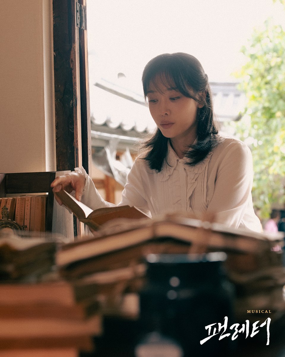 livecorp2011's tweet photo. 💌#뮤지컬팬레터 프로필 현장 스케치 공개 #3

❝편지의 주인을 나는 사랑하지 않을 수 없었다❞

뮤지컬 <팬레터> 10주년 기념 공연의 프로필 현장 스케치를 공개합니다. 
10년의 시간을 채운 마음, 무대 위에서 완성될 그 순간을 기다려주세요!

뮤지컬 <팬레터> 10주년 기념 공연
2025.12.05~2026.02.22
예술의전당 CJ토월극장

#뮤지컬 #팬레터 #2025팬레터
#팬레터10주년기념공연 #예술의전당
#프로필촬영 #현장스케치