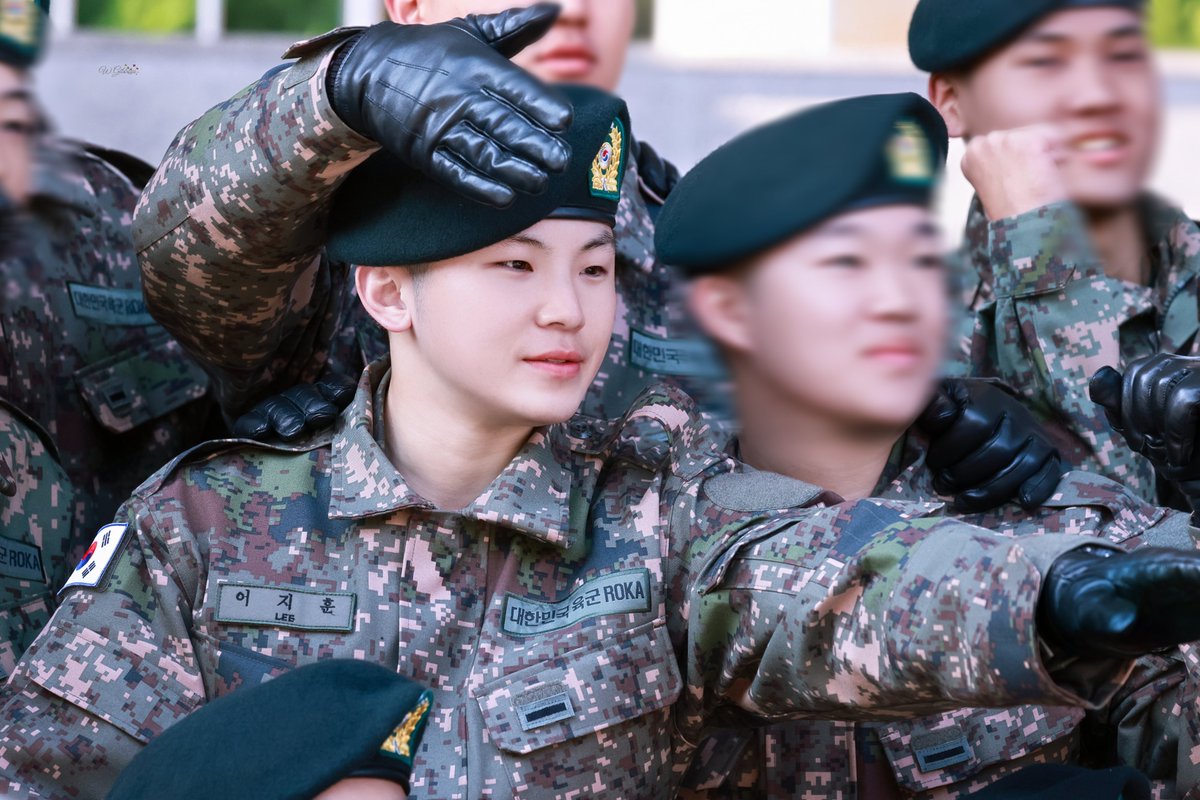 WGibbous_1122's tweet image. 251029

어디가든 사랑을 많이 받은 우리 지후니
"W"까지 해준 단체 사진 너무 좋아

#우지 #이지훈 
#WOOZI #LEEJIHOON 
#세븐틴 #SEVENTEEN