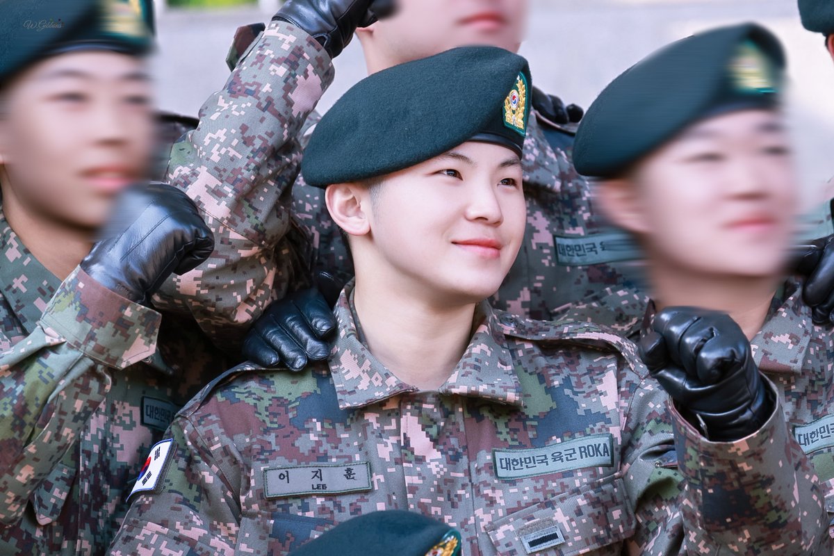 WGibbous_1122's tweet image. 251029

어디가든 사랑을 많이 받은 우리 지후니
"W"까지 해준 단체 사진 너무 좋아

#우지 #이지훈 
#WOOZI #LEEJIHOON 
#세븐틴 #SEVENTEEN