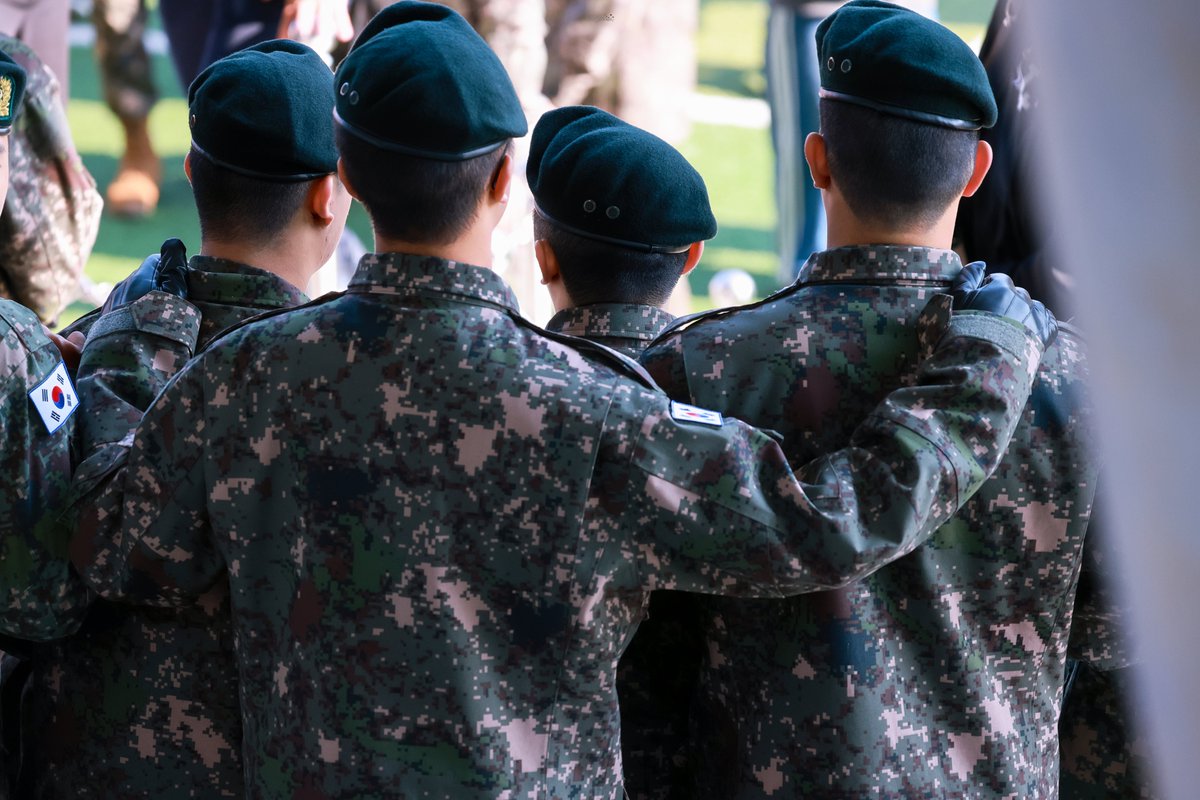 WGibbous_1122's tweet image. 251029

어디가든 사랑을 많이 받은 우리 지후니
"W"까지 해준 단체 사진 너무 좋아

#우지 #이지훈 
#WOOZI #LEEJIHOON 
#세븐틴 #SEVENTEEN