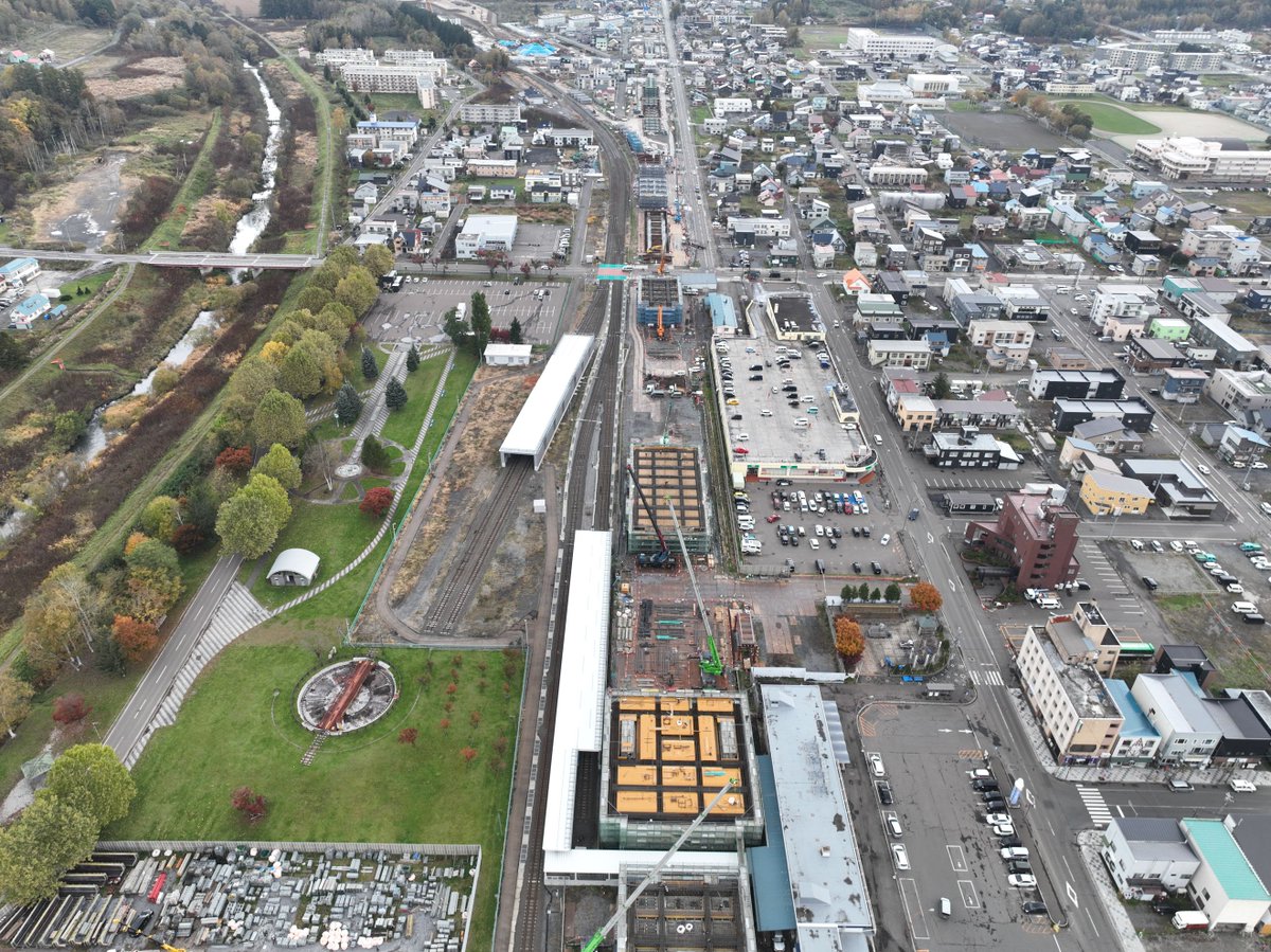 【 #北海道新幹線 工事の様子】

📸倶知安駅高架橋
手前のオレンジの板は、コンクリートを流し込む前に敷く型枠です。この板の上に鉄筋を組み、コンクリートを打設します。コンクリートが固まり型枠を外すとスラブ（桁）の完成です。
灰色の部分は、エスカレーターを設置します❗️