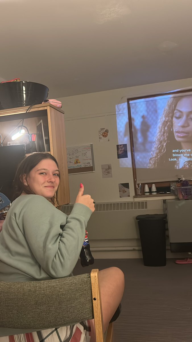 gracie062306's tweet image. In a friends dorm watching a movie! #techwell #lastpost