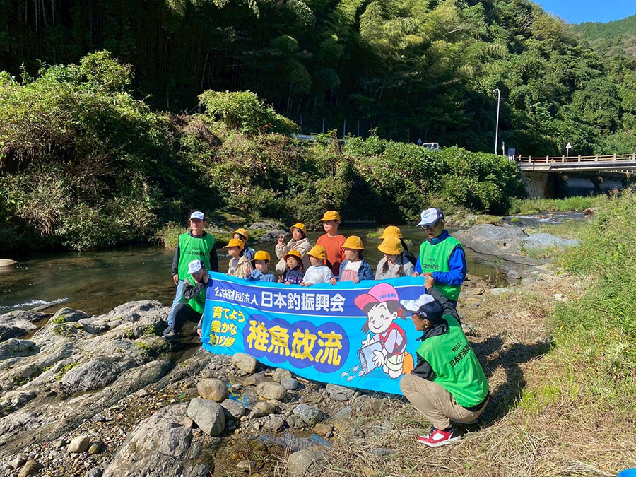 fishingwatanabe's tweet photo. 【アマゴ放流活動＆自然学習会レポート】
10月23日(木)、日本釣振興会の事業として、真庭市にてアマゴの放流活動と、子供たちを対象とした自然学習会を実施いたしました。

▼ 詳しいレポートは下記ページをご覧ください。
https://t.co/HuImAwdsB9

#アマゴ #放流 #自然学習 #日本釣振興会 https://t.co/hKUgjVzZjQ