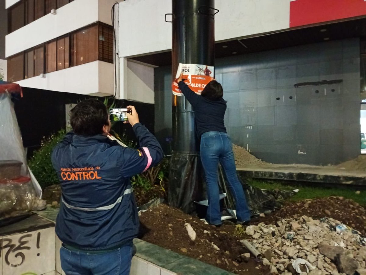 amcquito's tweet photo. 🚨 #QuitoEnControl | Esta tarde suspendimos la instalación de una estructura metálica en la av. Eloy Alfaro y República.

Durante el operativo se ejecutaron dos acciones de control:
1️⃣ Colocación del sello de suspensión de obra.
2️⃣ Inspección e informe técnico por presencia de escombros.

‼️ Recuerda: toda actividad constructiva requiere una licencia.

Con orden y control, #QuitoRenace.