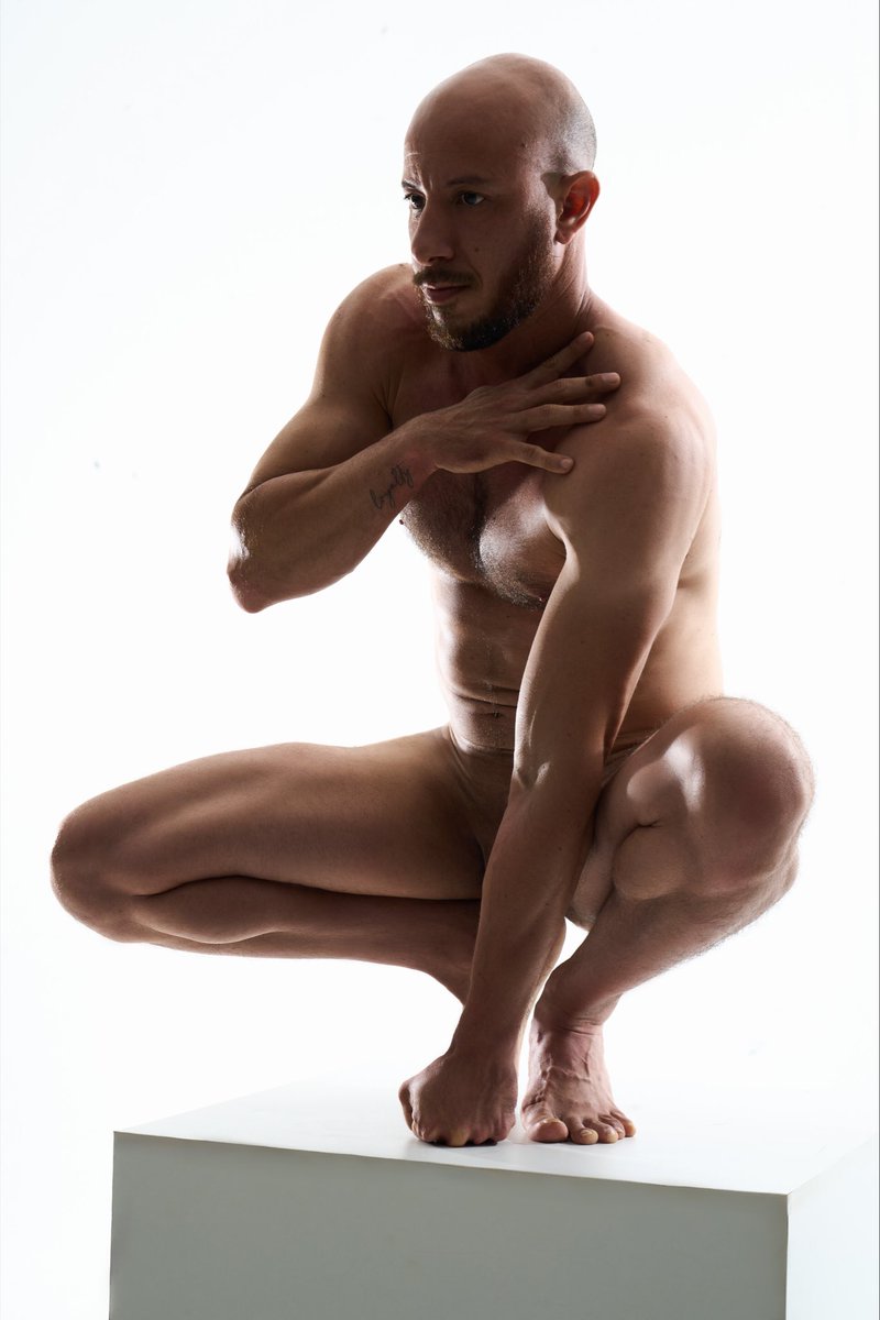 #DesnudoArtistico ¿Te atreverías a mirarte así, sin filtro y sin miedo? 💬 Cotízame tu sesión, eres una obra de arte. 📸