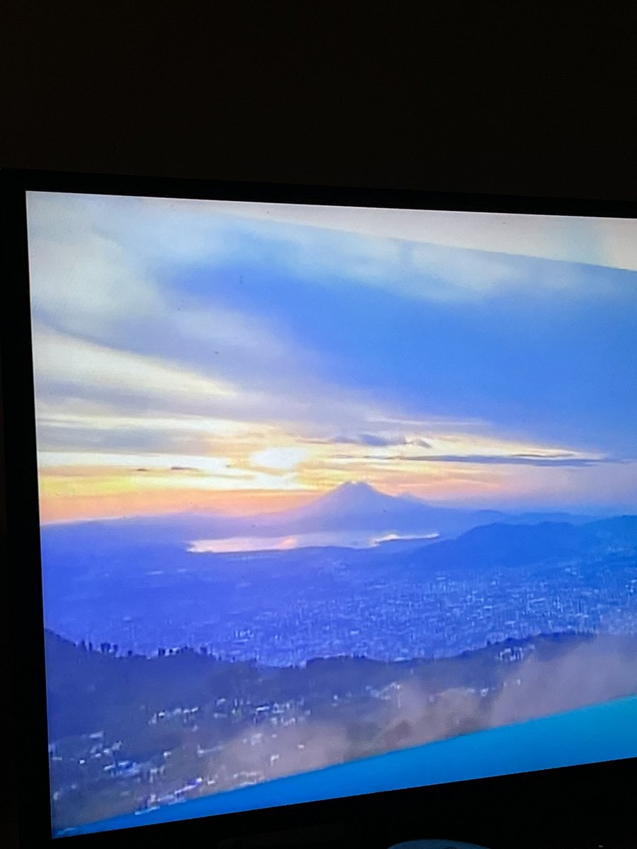 Mega fan del amanecer del dia en <a href="/elnoticiero_6/">El Noticiero</a> <a href="/MOISESURBINA/">MOISES URBINA</a>  nunca me lo pierdo 🧡☀️⛰️
