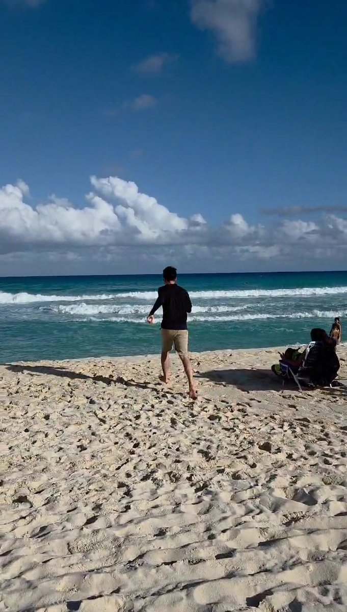 excofna's tweet image. The holy trio: DAVIDS + VIEW + KACAMATA HITAM... TAKBIR!!! 😍🤍✨ #dafeeds #davids