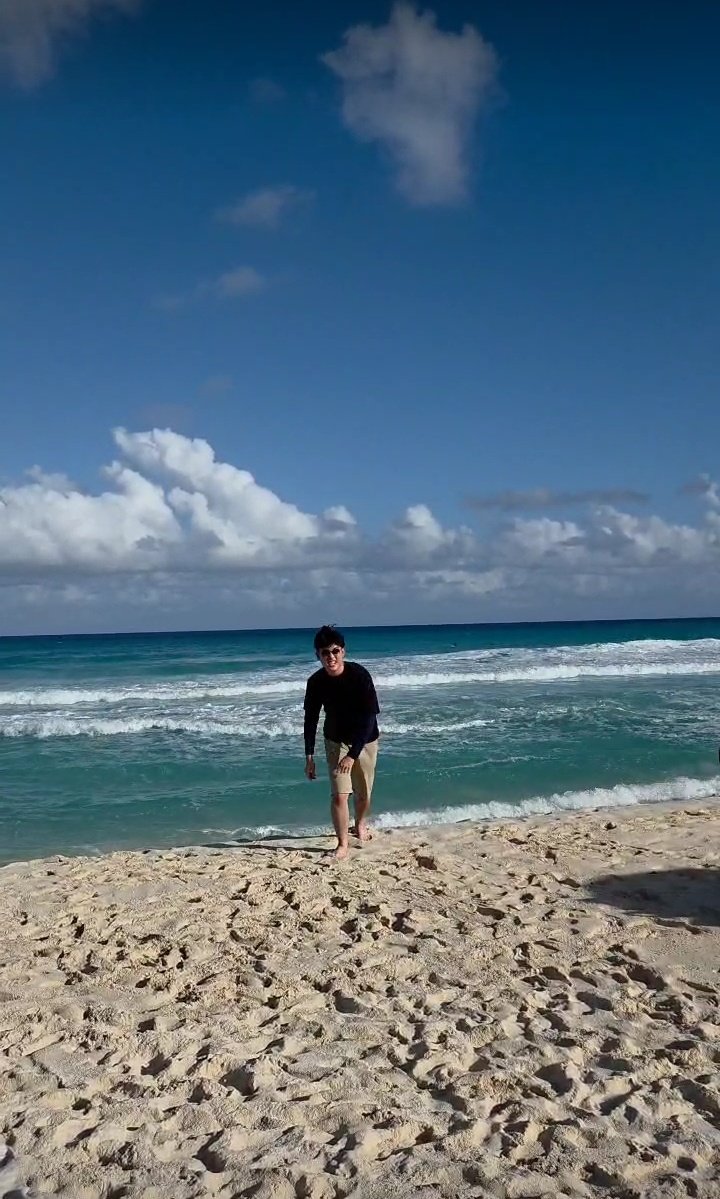 excofna's tweet image. The holy trio: DAVIDS + VIEW + KACAMATA HITAM... TAKBIR!!! 😍🤍✨ #dafeeds #davids