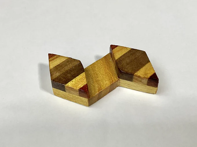 箱根で作った寄木細工のコースターと箸置きを完成させました ちょっと指紋ついちゃったけど記念記念