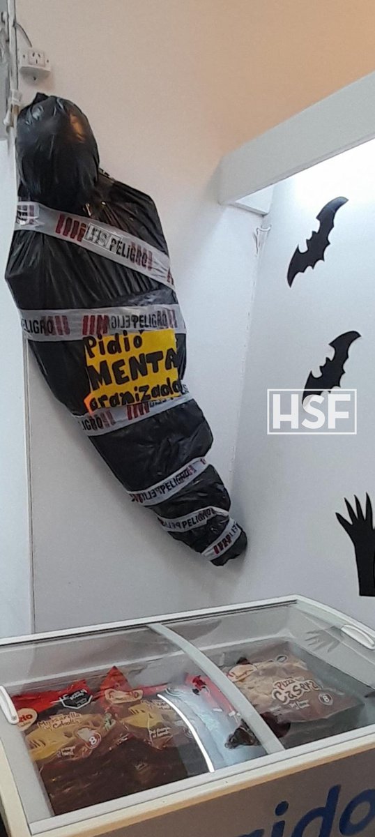 humanosdestafe's tweet photo. Tranqui la decoración de halloween de la grido https://t.co/RG8yYssHz3