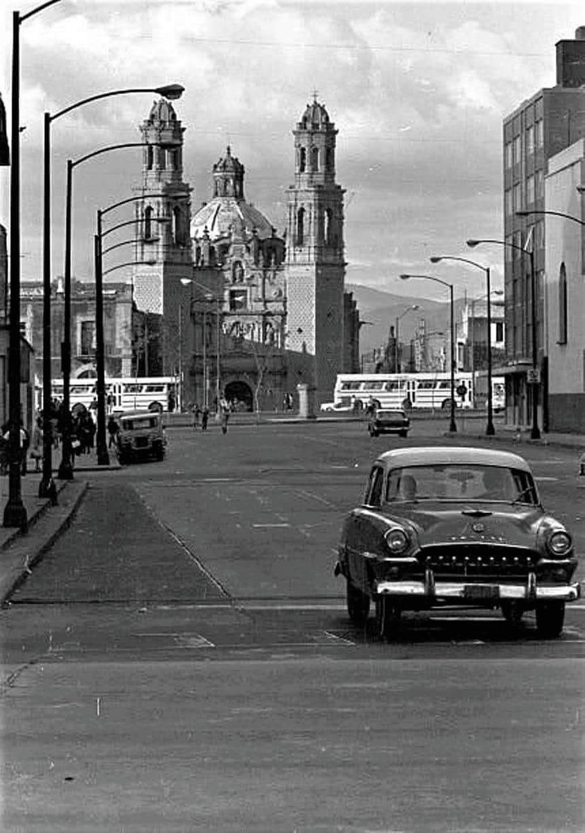 En aquel lugar donde se libró esa sanguinaria batalla entre españoles e indígenas en junio de 1520 luego de dar muerte a Moctezuma, donde Cortés les rinde tributo en 1521 con una Ermita en honor a San Hipólito y San Casiano mártires, que comparten santoral el 13 de agosto y se